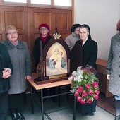 ▲	Królową kontynentu i świata powitały rodziny z parafii  pw. św. Krzysztofa w Szczecinku.