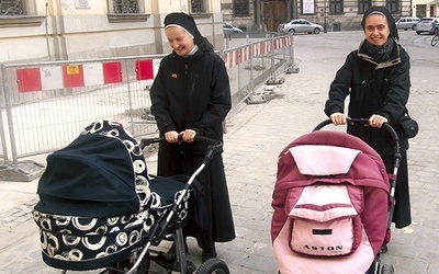 S. Goretti (z lewej) i s. Edyta wspierają podopieczne w opiece nad dziećmi.