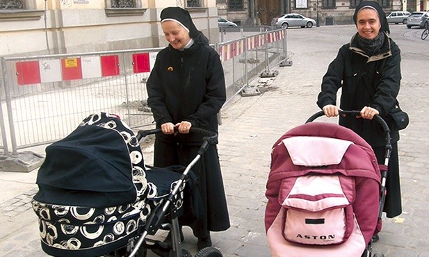 S. Goretti (z lewej) i s. Edyta wspierają podopieczne w opiece nad dziećmi.
