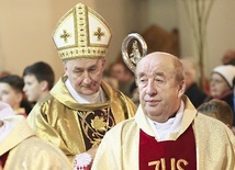 Biskup Andrzej Jeż przewodniczył koncelebrowanej przez prawie 40 księży Eucharystii. Z prawej ks. Stanisław Składzień, od 30 lat proboszcz wspólnoty.