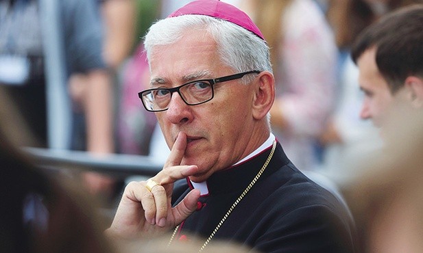 Arcybiskup Wiktor Skworc podczas spotkania z członkami Ruchu Światło–Życie w lipcu 2017 r.