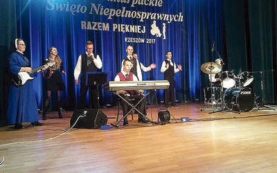 ▲	WC-Plus podczas występu na scenie rzeszowskiego WDK. 