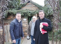 Od lewej: Piotr Pawicki, Jerzy Hernas i ks. Grzegorz Klaja.