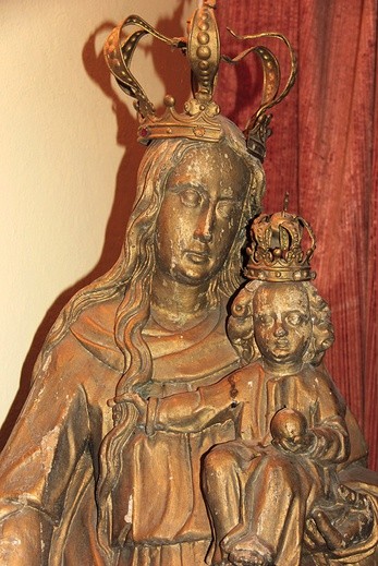 ▲	W czerwcu 2016 roku do pracowni Anny Majewskiej-Rau, konserwatora zabytków, trafiła figura Matki Bożej z Dzieciątkiem.