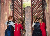 ▲	Wizerunek Matki Bożej został stworzony ze zdjęć rodziców, dzieci, nauczycieli.