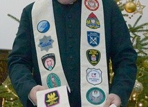 ▲	Na stule kapelana  ks. Gabriela Marciniaka znajdują się logotypy wszystkich służb mundurowych Radomia. 