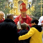 Po Mszy św. biskup opolski udzielał wszystkim obecnym indywidualnego błogosławieństwa.