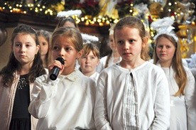 Jasełka w wykonaniu miejscowych dzieci.