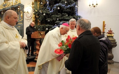 Bp Andrzej F. Dzuba przyjmuje dary ołtarza przyniesione przez energetyków