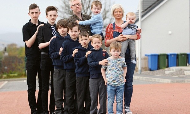 Rodzice ze swoimi dziesięcioma synami.
27 kwietnia 2017 Szkocja