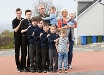 Rodzice ze swoimi dziesięcioma synami.
27 kwietnia 2017 Szkocja