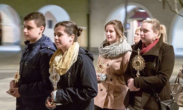 Procesja z relikwiami świętych i błogosławionych w Gliwicach.