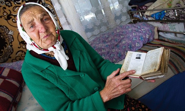 – Książeczkę do nabożeństwa ks. Krajewski włożył mi pod poduszkę, gdy znalazłam się w szpitalu w Czerniowcach – wspomina Maria Skowrońska. – To najcenniejsza rzecz,  jaką mam – dodaje.