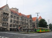 Tramwaj wykoleił się i wjechał w budynek w centrum Poznania