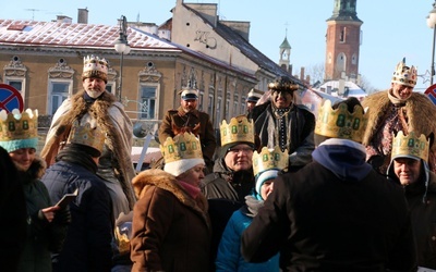 Uczestnicy orszaków otrzymają korony i śpiewniki