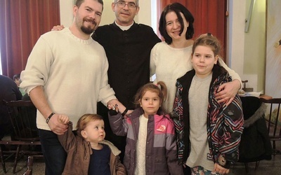 Na spotkanie w Hałcnowie zapraszają DRWaL-owe rodziny z ks. Tomaszem Gorczyńskim