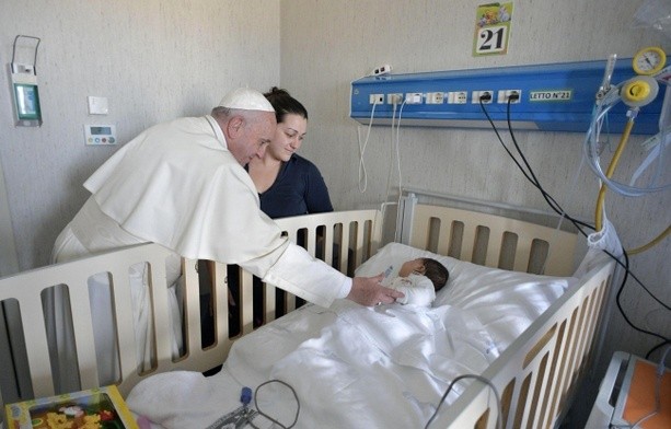 Papież złożył niezapowiedzianą wizytę w szpitalu dziecięcym