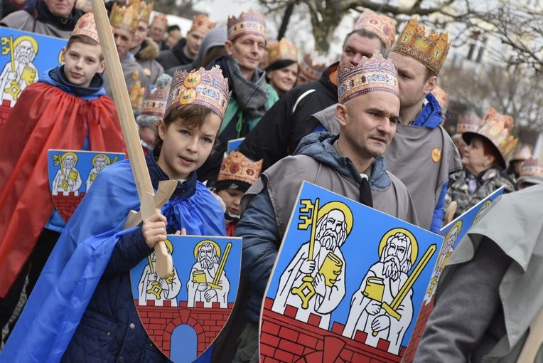 Starsi i młodsi rycerze pełnili wartę w czasie orszaku.