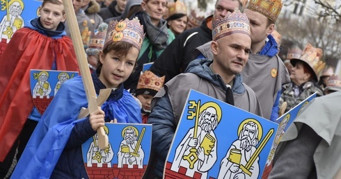 Starsi i młodsi rycerze pełnili wartę w czasie orszaku.