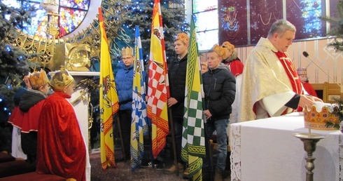 Trzej Królowie podczas Eucharystii zajęli miejsca w prezbiterium