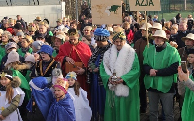 Parafianie z Zakrzewa nie zawiedli i tłumnie stawili się aby przejść w Orszaku Trzech Króli