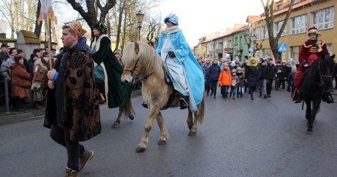 Łowicki orszak poprowadzili Trzej Mędrcy na koniach
