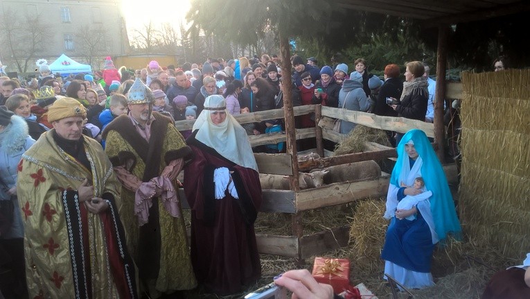 Trzej Królowie oddali pokłon Jezusowi, Maryi i Józefowi.