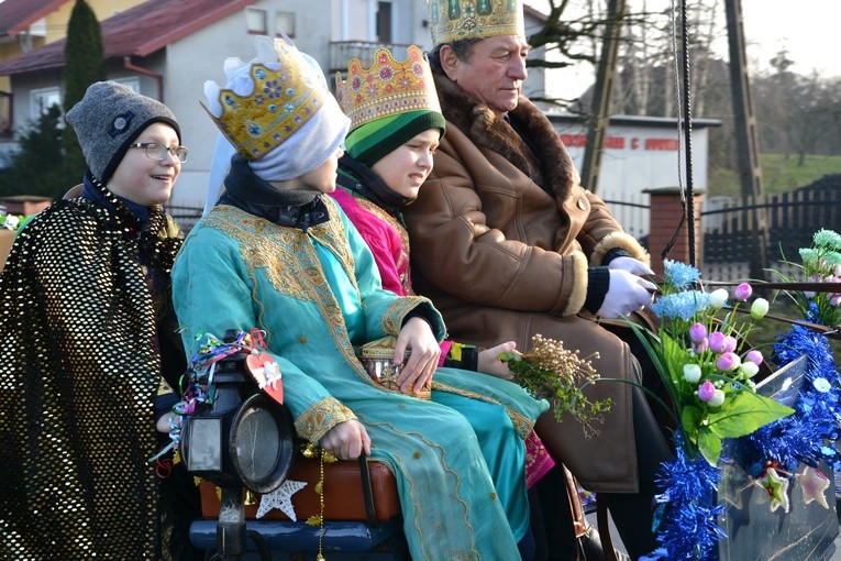 Trzej Królowie tłuchowscy podążają do Betlejem