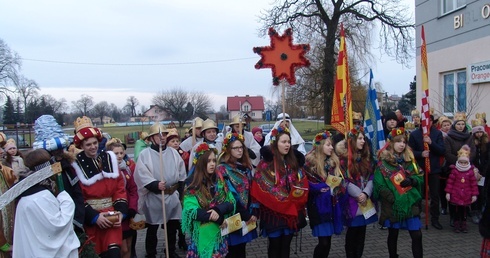 W orszak włączają się zarówno starsi jak i młodsi parafianie