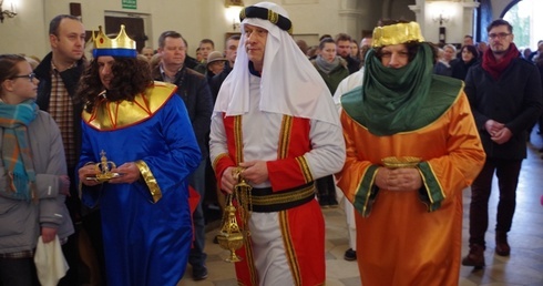 Tzrej królowie w świątyni złożyli dary.