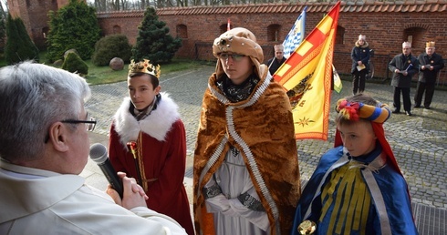 Ks. Paweł Olszewski wita trzech króli przybyłych na czele orszaku