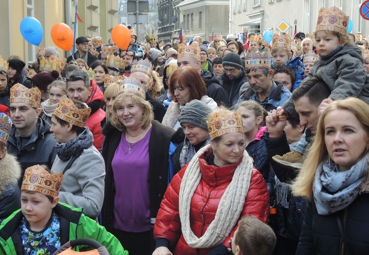 Rzesza bielszczan i ich gości na 7. Orszaku Trzech Króli w stolicy Podbeskidzia