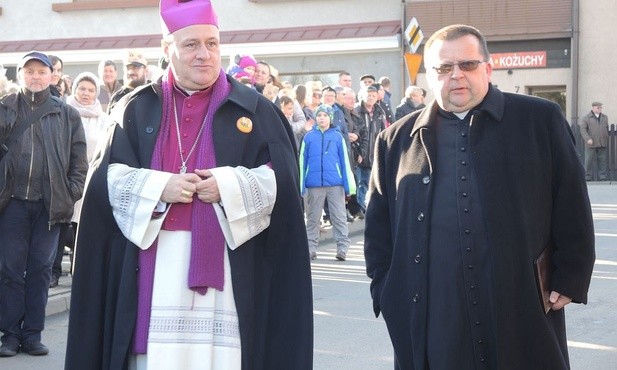 Bp Piotr Greger i ks. Witold Grzomba w Skoczowie