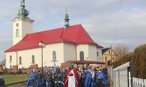 Rodziny z królewskim hołdem w Zabrzegu