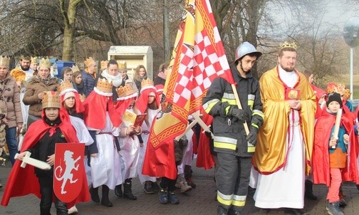 Rodziny z królewskim hołdem w Zabrzegu