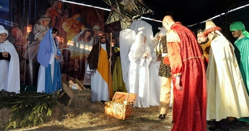 Pokłon Dzieciątku Jezus i Świętej Rodzinie jest istotnym momentem każdego orszaku