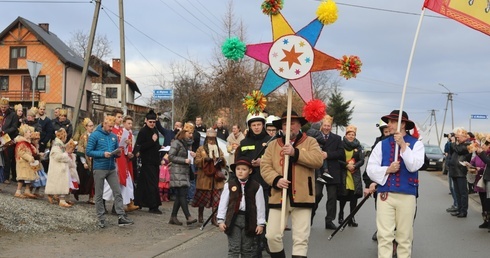 Za gwiazdą szli szukając Zbawiciela, który narodził się w Betlejem