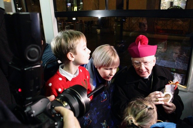 Kolędowanie z abp. Jędraszewskim w tramwaju MPK