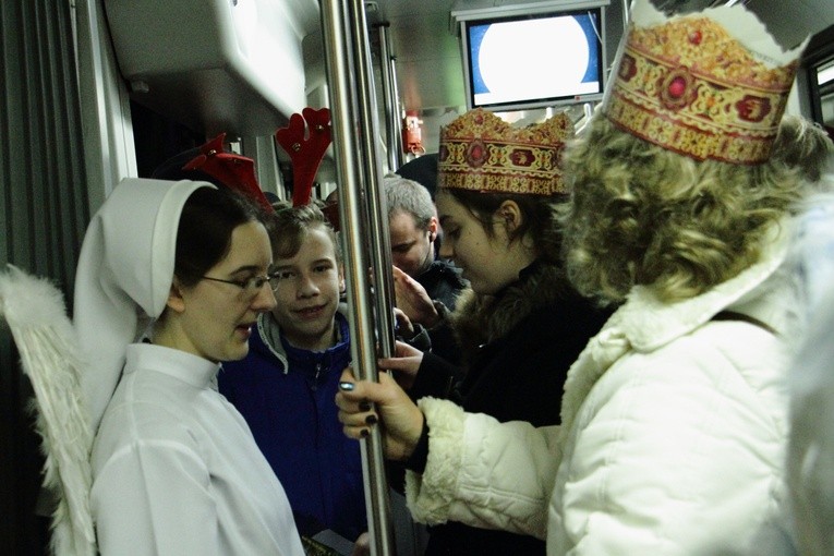 Kolędowanie z abp. Jędraszewskim w tramwaju MPK