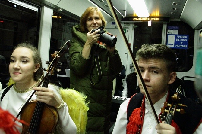 Kolędowanie z abp. Jędraszewskim w tramwaju MPK