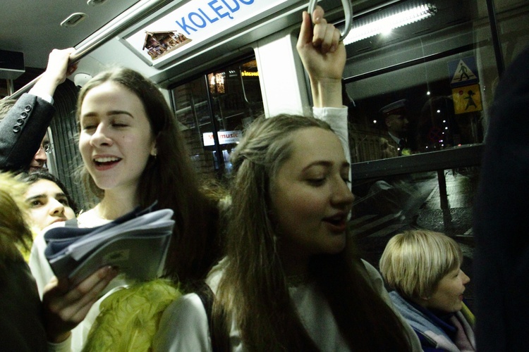 Kolędowanie z abp. Jędraszewskim w tramwaju MPK