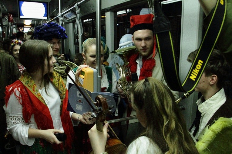 Kolędowanie z abp. Jędraszewskim w tramwaju MPK