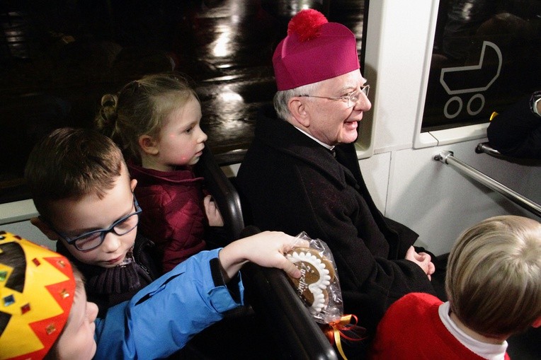 Kolędowanie z abp. Jędraszewskim w tramwaju MPK