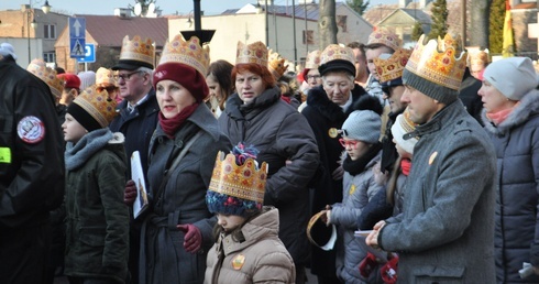Z koronami na głowie i kolędą na ustach na ulicach Sierpca