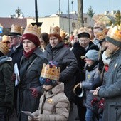 Z koronami na głowie i kolędą na ustach na ulicach Sierpca