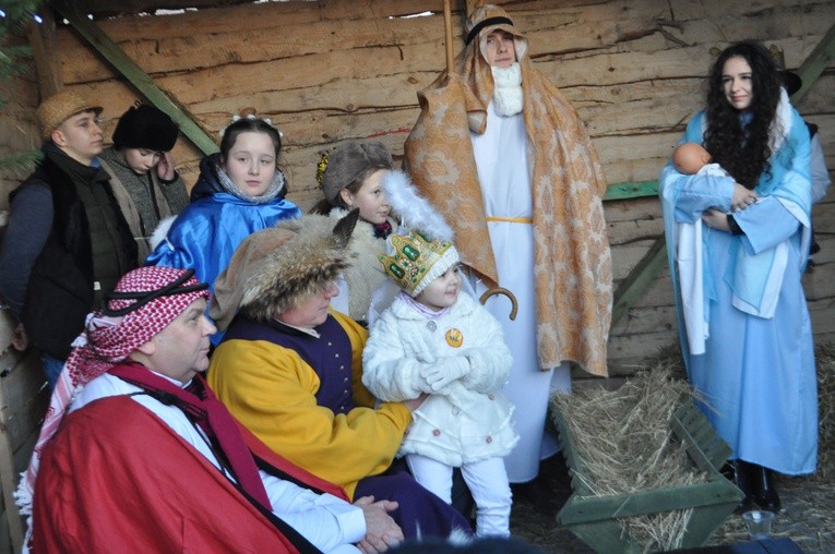 Na uczestników II OTK na golubskim rynku czekała żywa szopka ze Świętą Rodziną