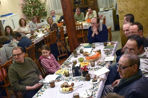 Przy herbacie i cieście wszyscy kolędowali z radością. W "Albertówce" mieszkają bezdomni mężczyźni.