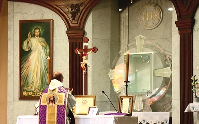 Msza w nadzwyczajnej formie rytu rzymskiego w kaplicy Miłosierdzia Bożego w Elblągu. 