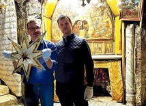 ◄	Mariusz i Kamil Drapikowscy zainstalowali w Grocie Narodzenia w Betlejem Gwiazdę Pokoju.