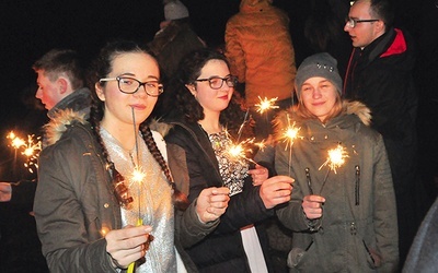 W ostatnią noc roku młodzi nie tylko obejrzeli pokaz fajerwerków, ale i sami zapalili zimne ognie.